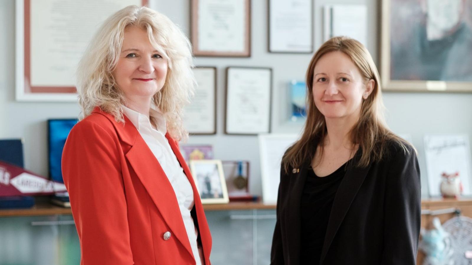 Prof. dr hab. Katarzyna Dziubalska-Kołaczyk i prof. UAM Joanna Pawelczyk Fot. Adrian Wykrota