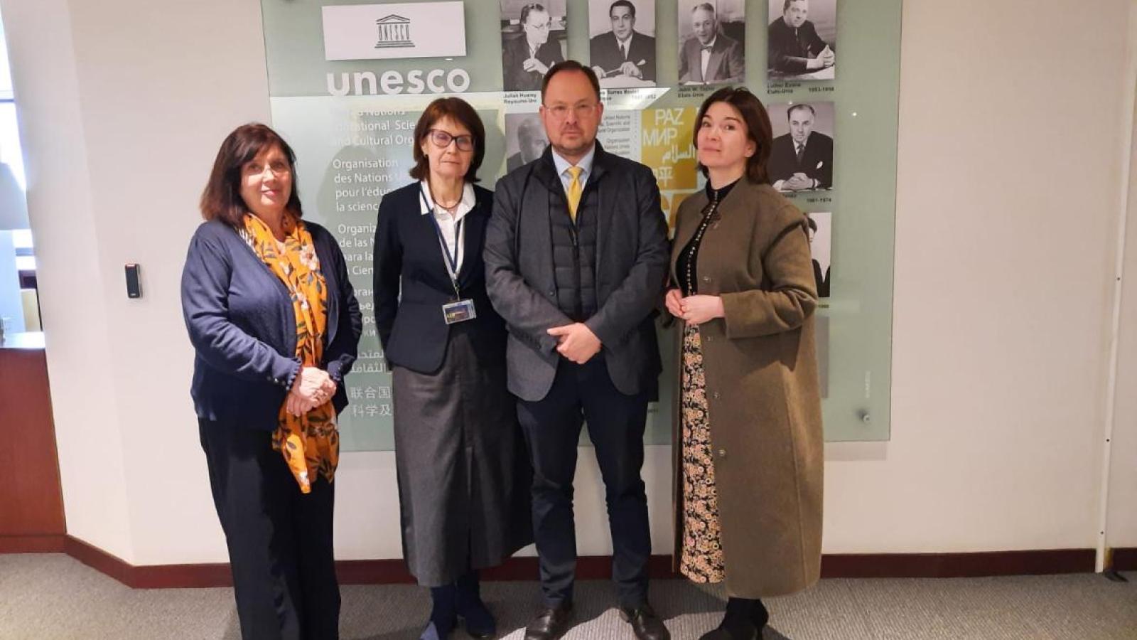 Prof. UAM Elena Klenina z Wydziału Historii UAM (druga od lewej) reprezentowała UAM na posiedzeniu UNESCO