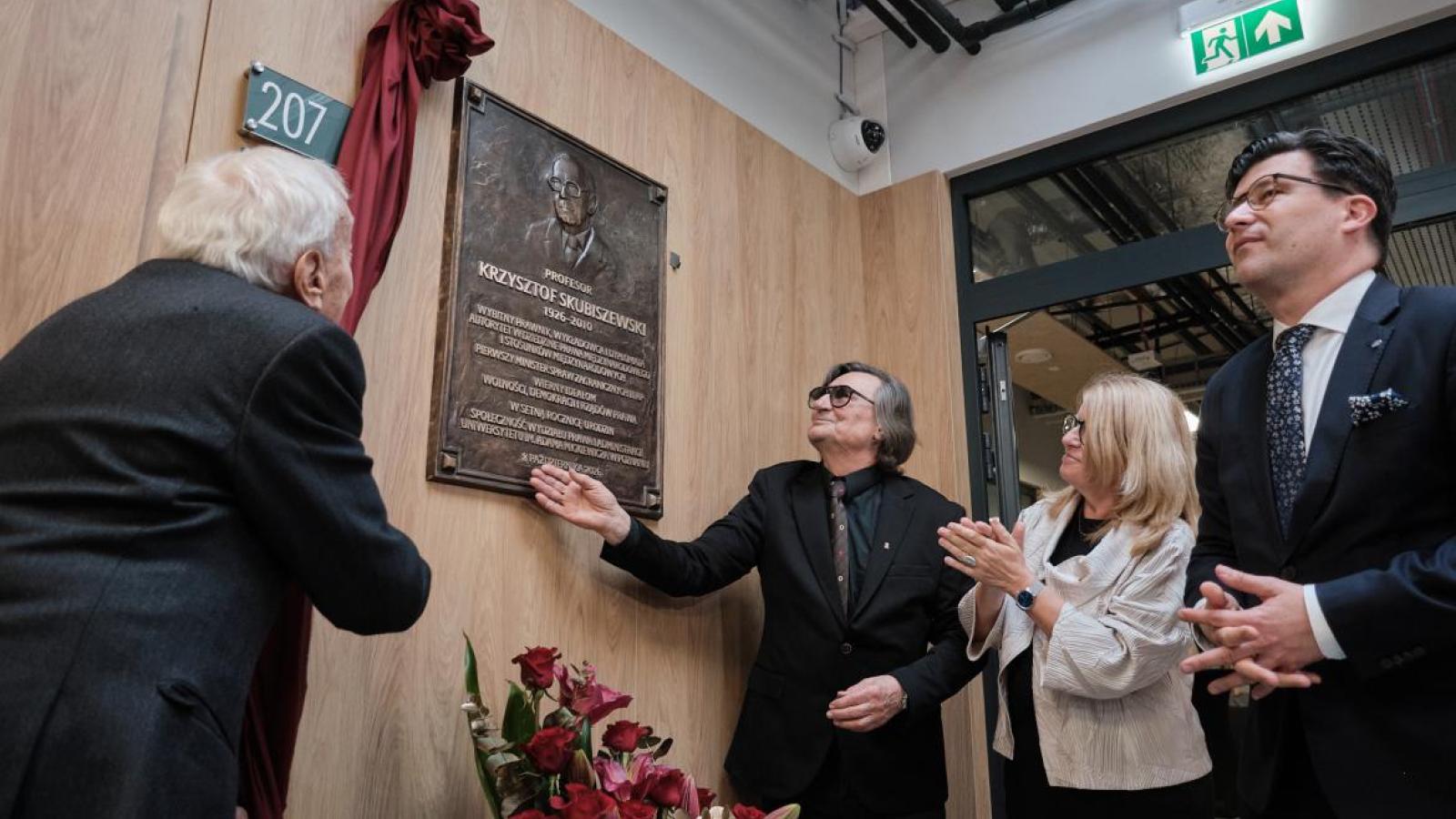 Odsłonięcie tablicy poświęconej prof. Krzysztofowi Skubiszewskiemu Fot. Władysław Gardasz